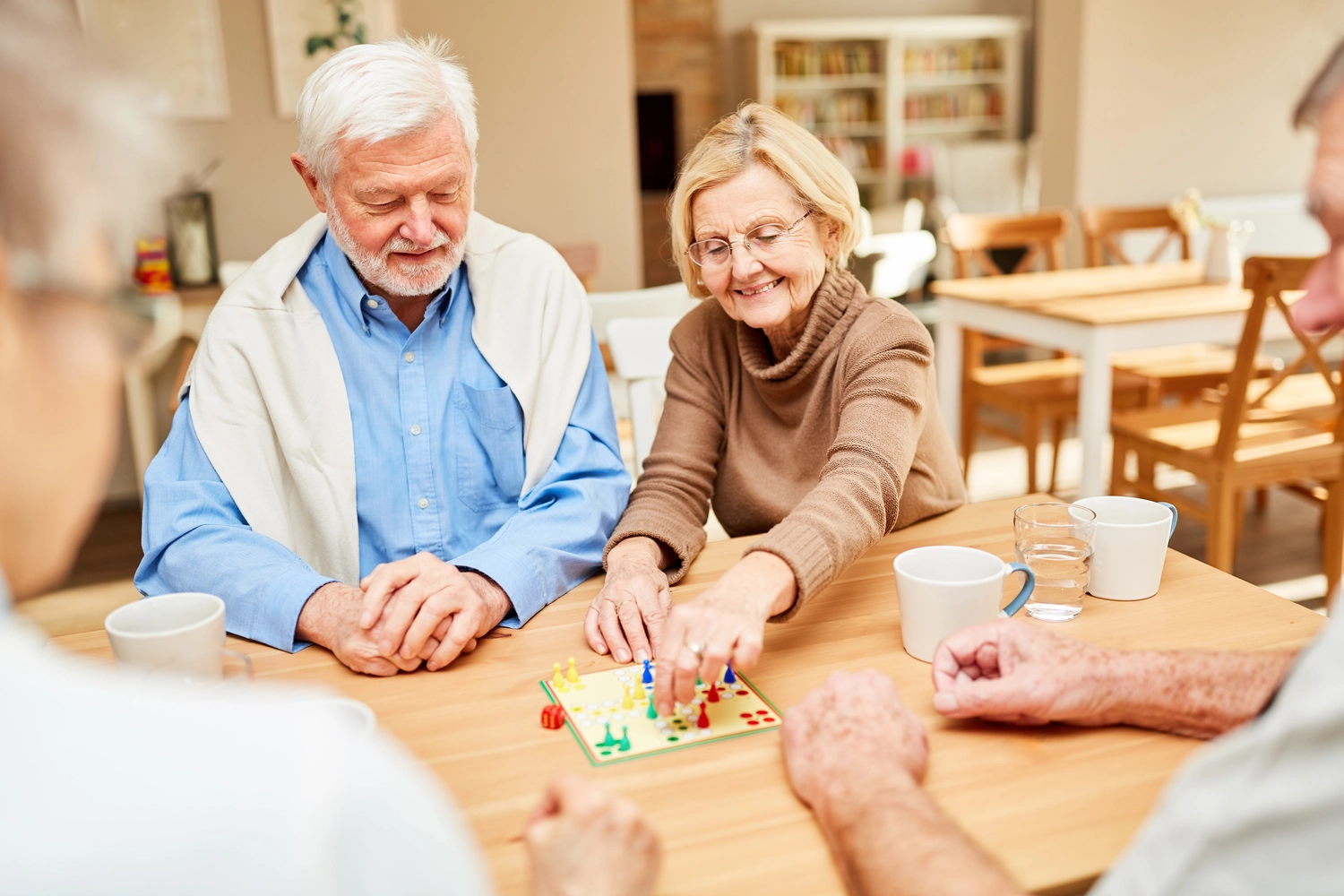 Curanus GmbH - Pflege - Senioren Paar spielt zusammen ein Brettspiel