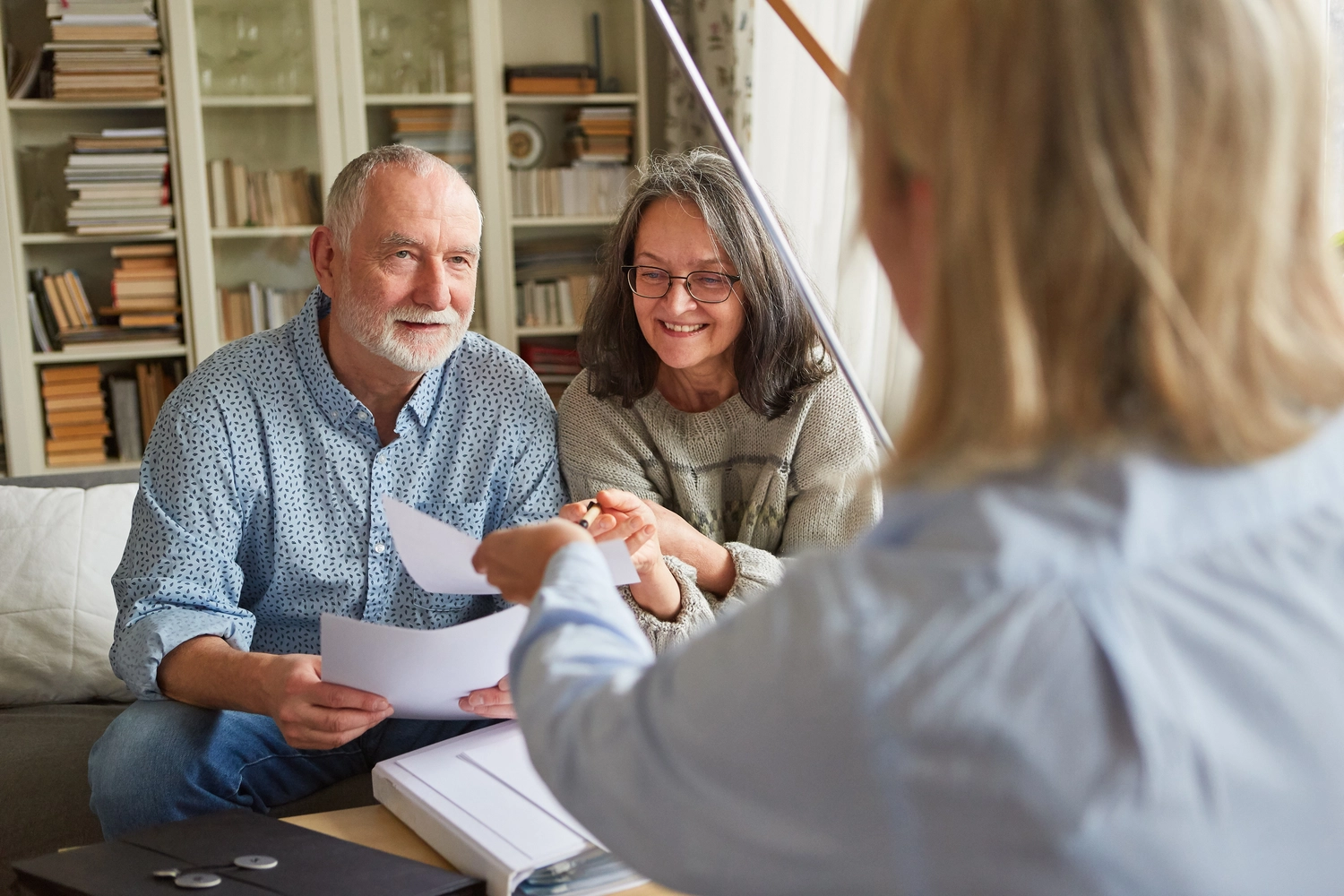 Curanus GmbH - Pflege - Senioren Paar bekommt Beratung zur Altersvorsorge